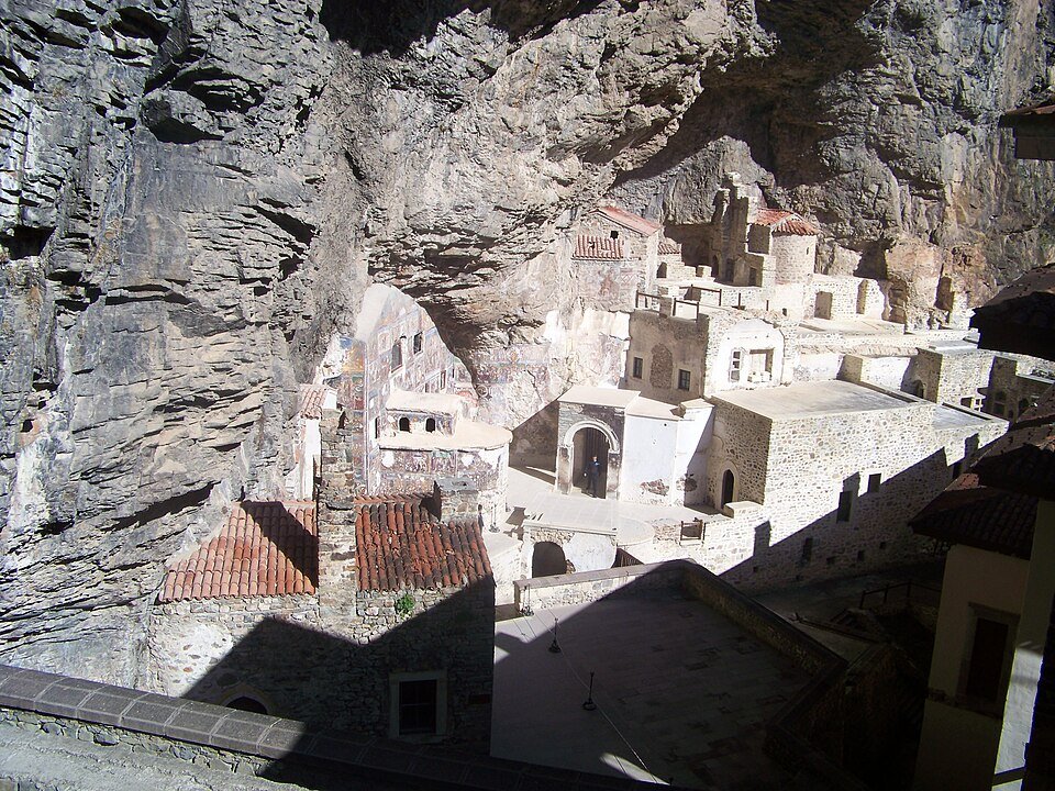 Edificações do mosteiro de Sümela junto à parede rochosa de um penhasco, em fotografia de arquivo.