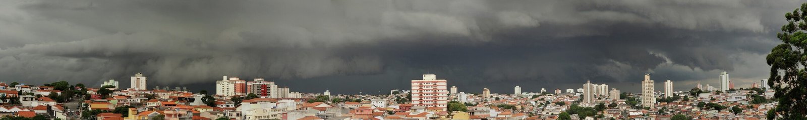 Nuvens escuras de tempestade sobre a cidade de São Paulo, em panorama de arquivo de 2014.