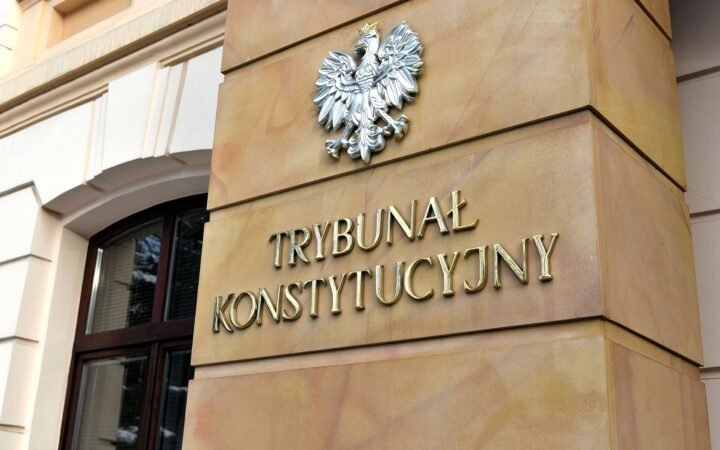 Fachada do Tribunal Constitucional da Polônia com brasão e inscrição, em Varsóvia, em janeiro de 2016.