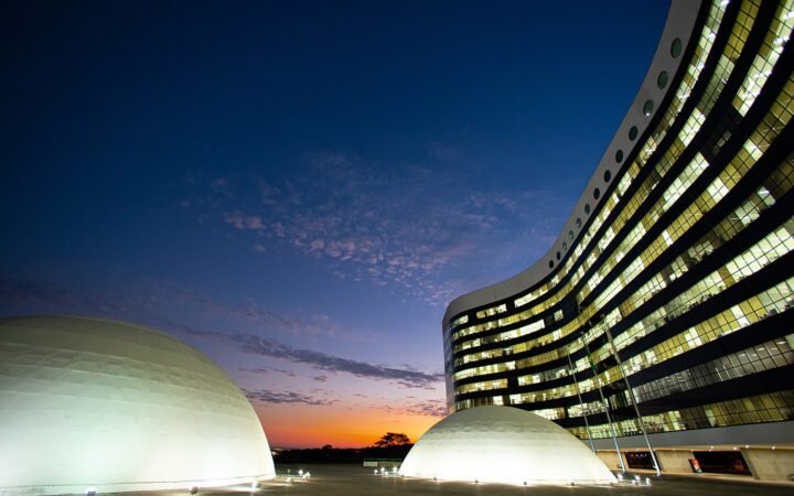 Edifício do Tribunal Superior Eleitoral iluminado ao anoitecer, em fotografia de arquivo de 2022.