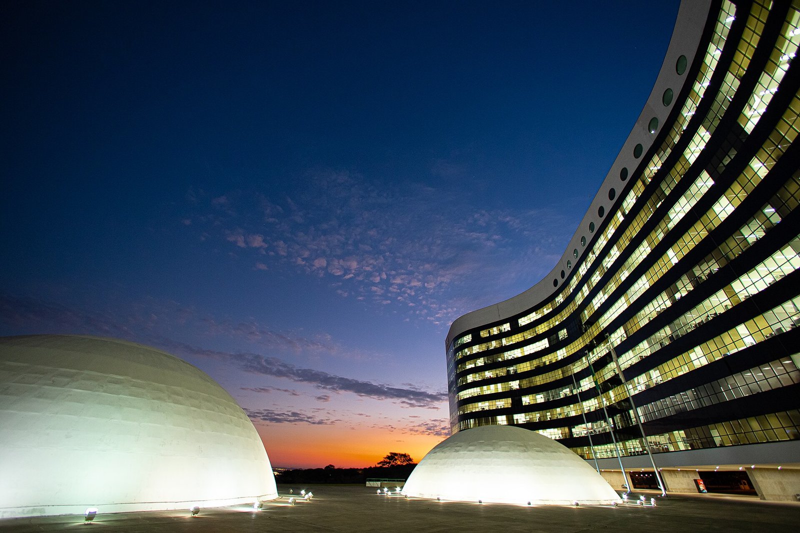 Edifício do Tribunal Superior Eleitoral iluminado ao anoitecer, em fotografia de arquivo de 2022.