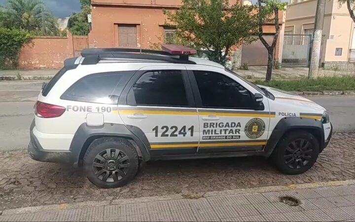 Viatura identificada com a marca da Brigada Militar do Rio Grande do Sul, estacionada em 2021.