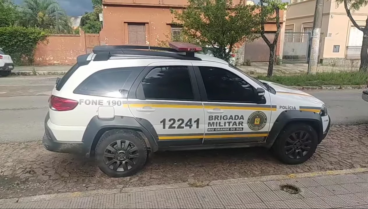 Viatura identificada com a marca da Brigada Militar do Rio Grande do Sul, estacionada em 2021.