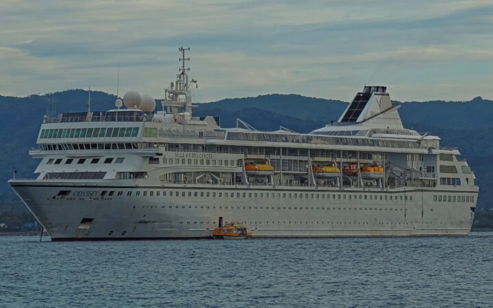 Navio Villa Vie Odyssey, em vista externa sobre a água, em foto de arquivo de 2025.