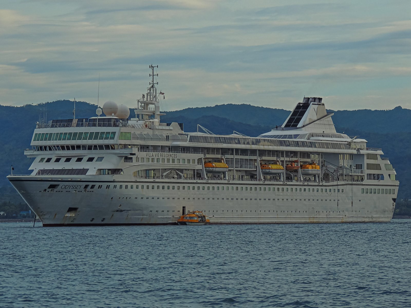 Navio Villa Vie Odyssey, em vista externa sobre a água, em foto de arquivo de 2025.