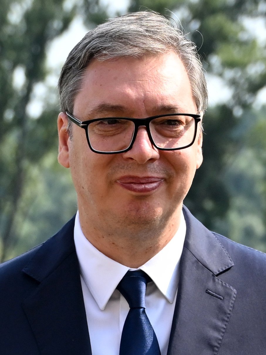 Aleksandar Vučić de terno e óculos, em fotografia de arquivo de 2024.