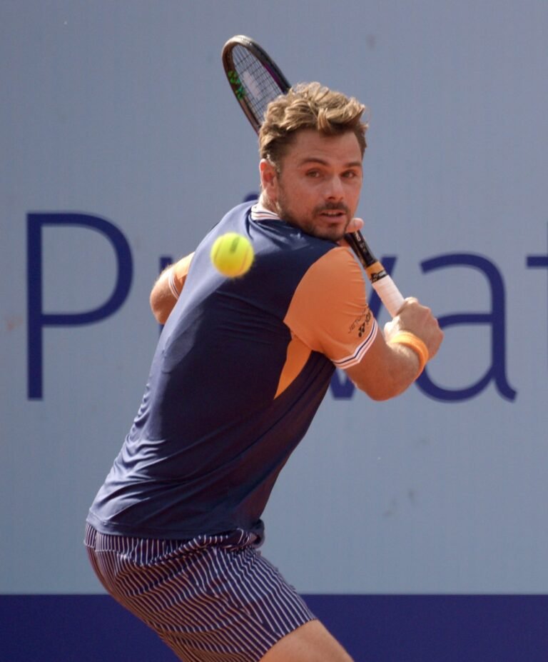 Stan Wawrinka prepara golpe de esquerda em quadra de saibro em 2023.