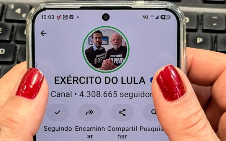 Celular mostra o canal Exército do Lula no WhatsApp, em fotografia de arquivo de 13 de outubro de 2026.