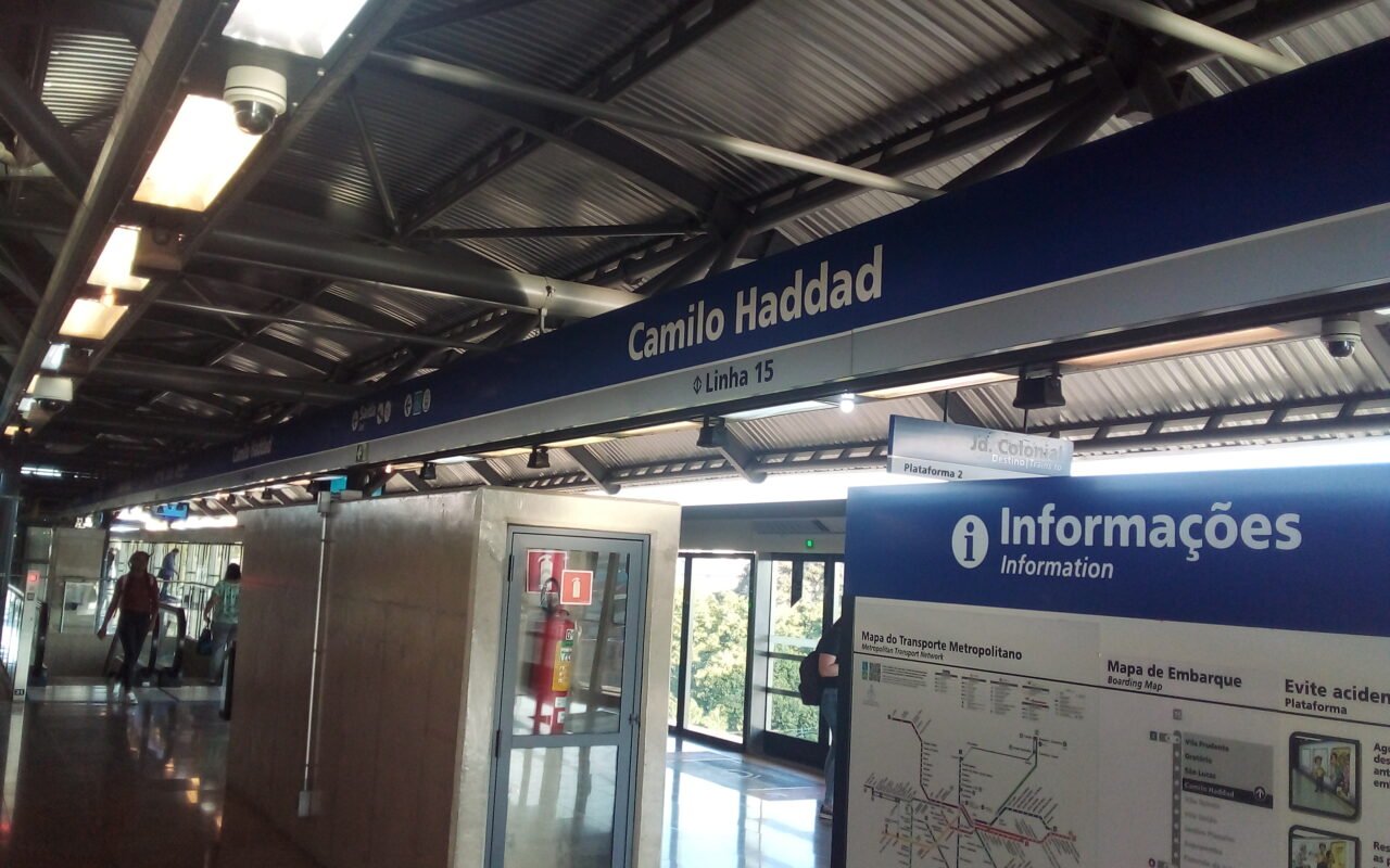 Placa e plataforma da estação Camilo Haddad da Linha 15-Prata, em foto de arquivo.