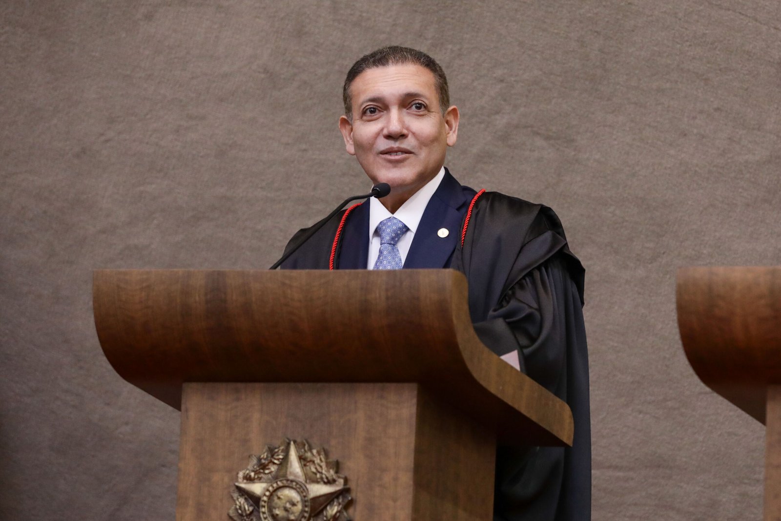 Nunes Marques fala ao microfone na cerimônia de posse na presidência do TSE, em maio de 2026.