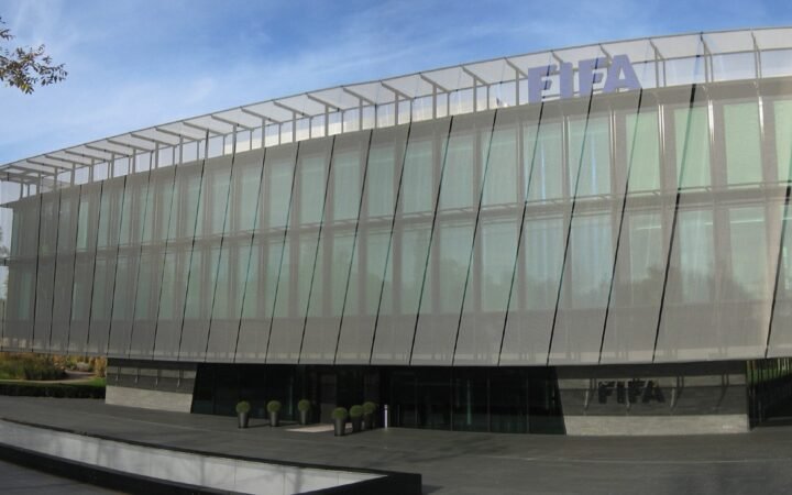 Fachada da sede da Fifa, em Zurique, com o nome da entidade no alto do prédio.
