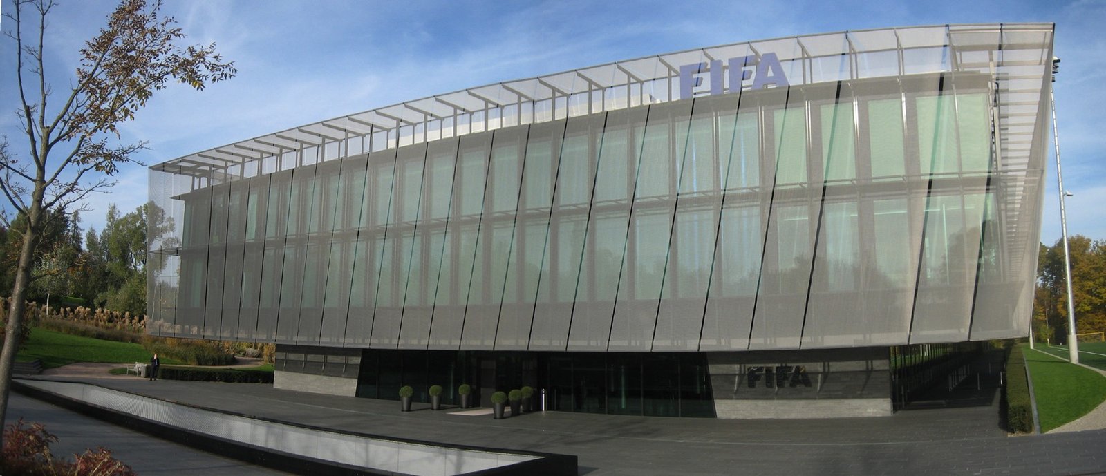 Fachada da sede da Fifa, em Zurique, com o nome da entidade no alto do prédio.