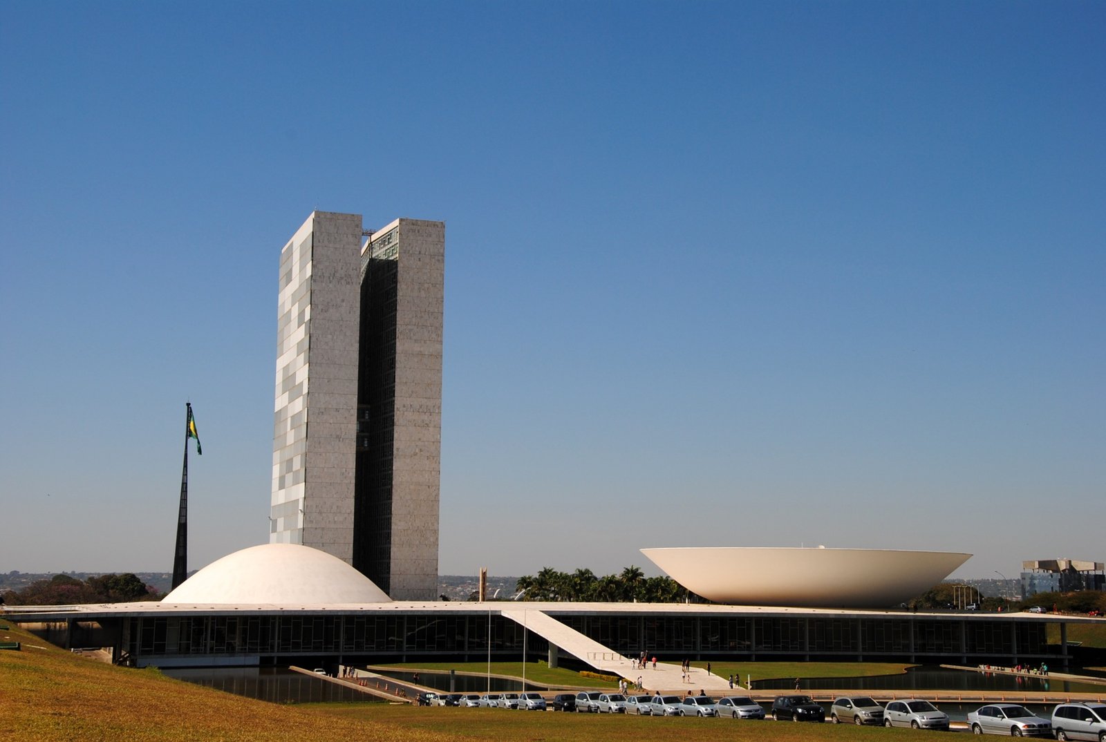 Edifício do Congresso Nacional, com suas torres e cúpulas, em Brasília.