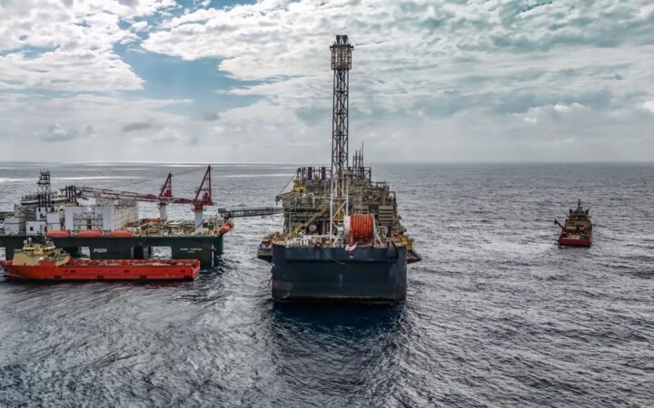 Vista aérea da plataforma de petróleo P-67 e de embarcações de apoio na Bacia de Santos.