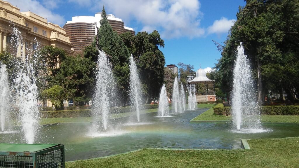 Fontes, jardins, árvores e coreto da Praça da Liberdade, em Belo Horizonte, em fotografia de 28 de junho de 2017.