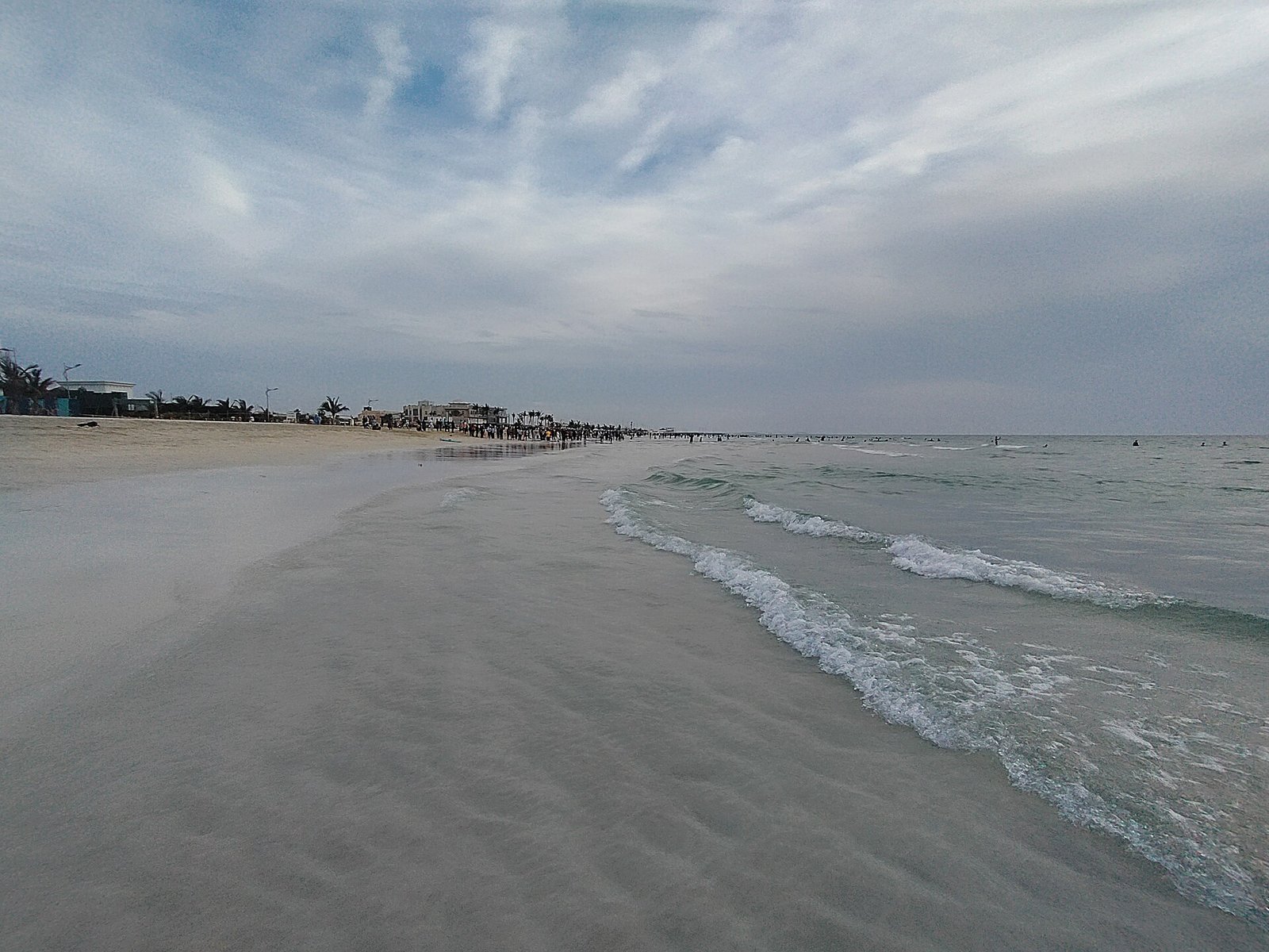Ondas e faixa de areia em praia de Umm Al Quwain, nos Emirados Árabes Unidos, antes do vazamento de 2026.