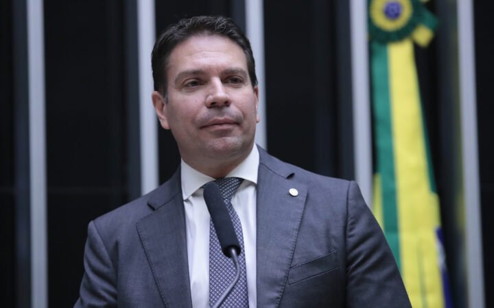 Alexandre Ramagem de terno e gravata fala em microfone no plenário da Câmara.