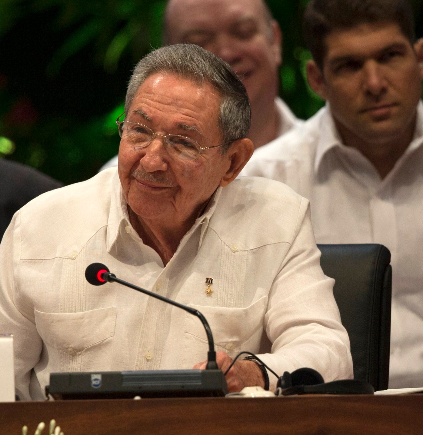 Raúl Castro sentado diante de microfone na cúpula da Associação de Estados do Caribe em 2016