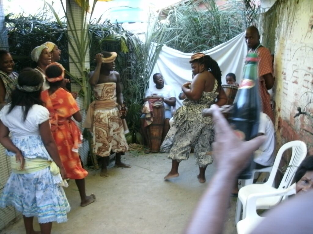 Participantes de cerimônia de candomblé na ilha de Itaparica, em fotografia de arquivo de fevereiro de 2011.