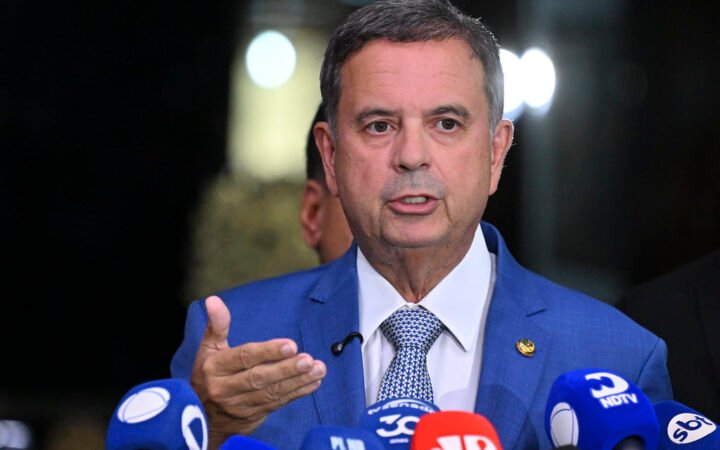 Rogério Marinho fala a jornalistas no Senado em fotografia de arquivo.