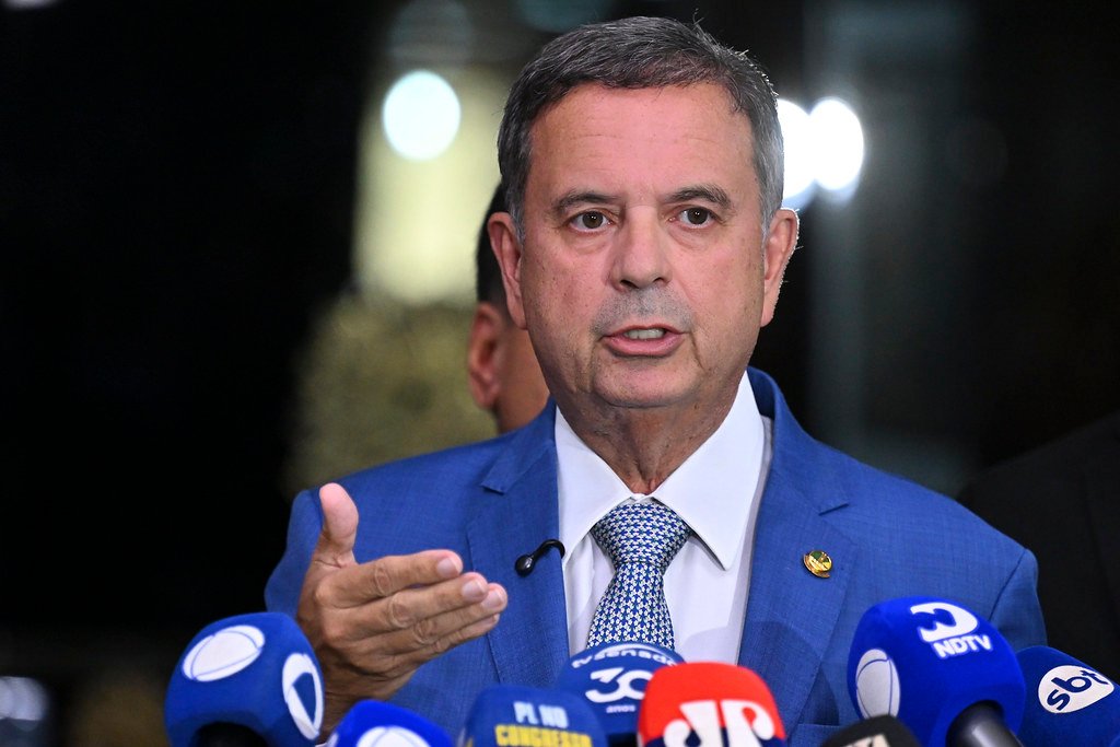 Rogério Marinho fala a jornalistas no Senado em fotografia de arquivo.