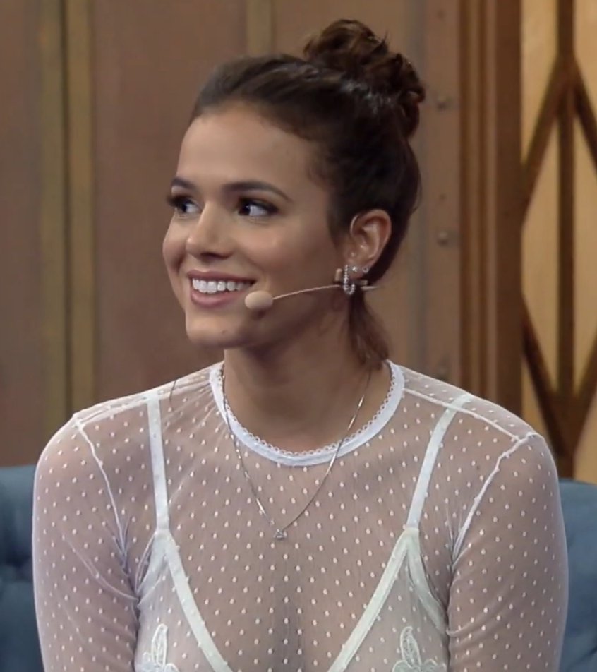 Bruna Marquezine sorri durante participação em programa do Multishow, em imagem de arquivo.