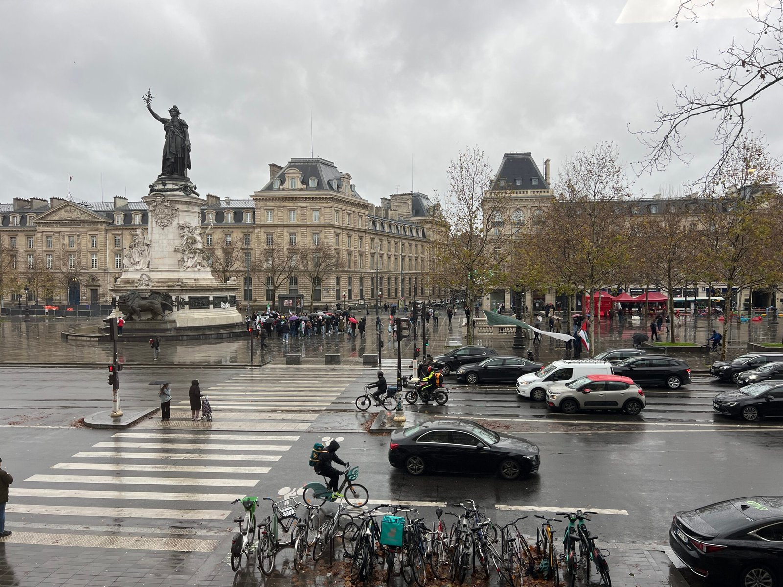 Vista da Praça da República, em Paris, com monumento, veículos e pedestres, em fotografia de dezembro de 2024.