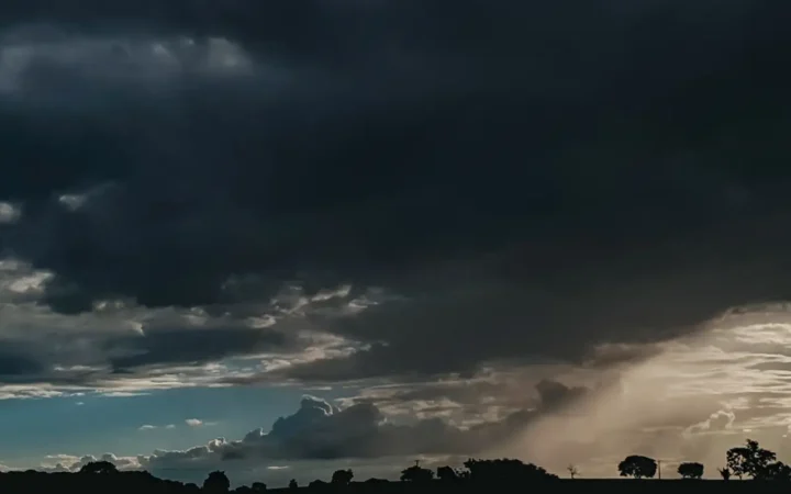 Nuvens escuras cobrem o céu, em imagem de arquivo.