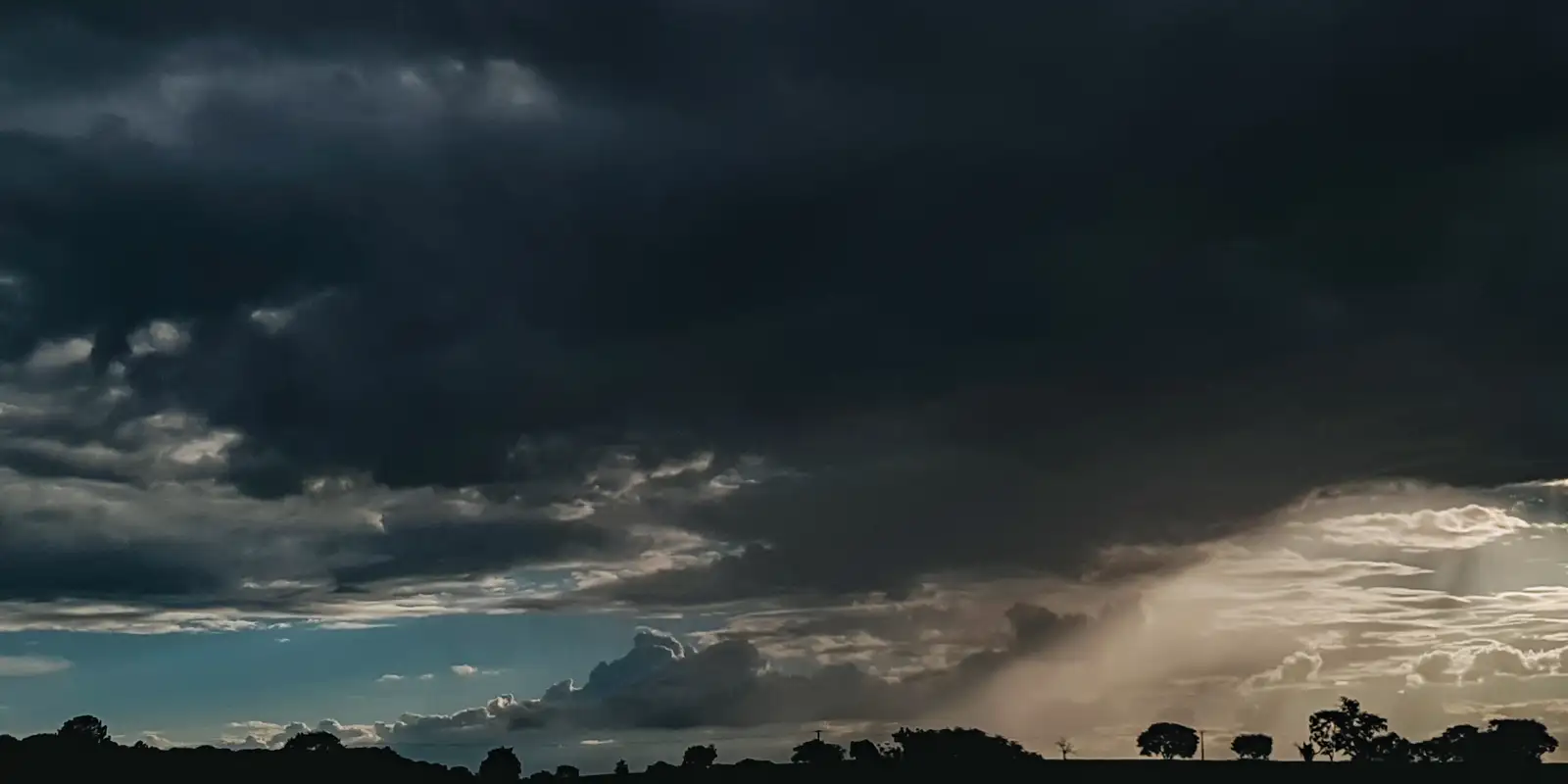Nuvens escuras cobrem o céu, em imagem de arquivo.