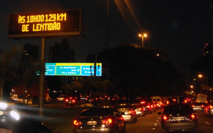 Congestionamento na Marginal Pinheiros, em São Paulo, ao anoitecer.