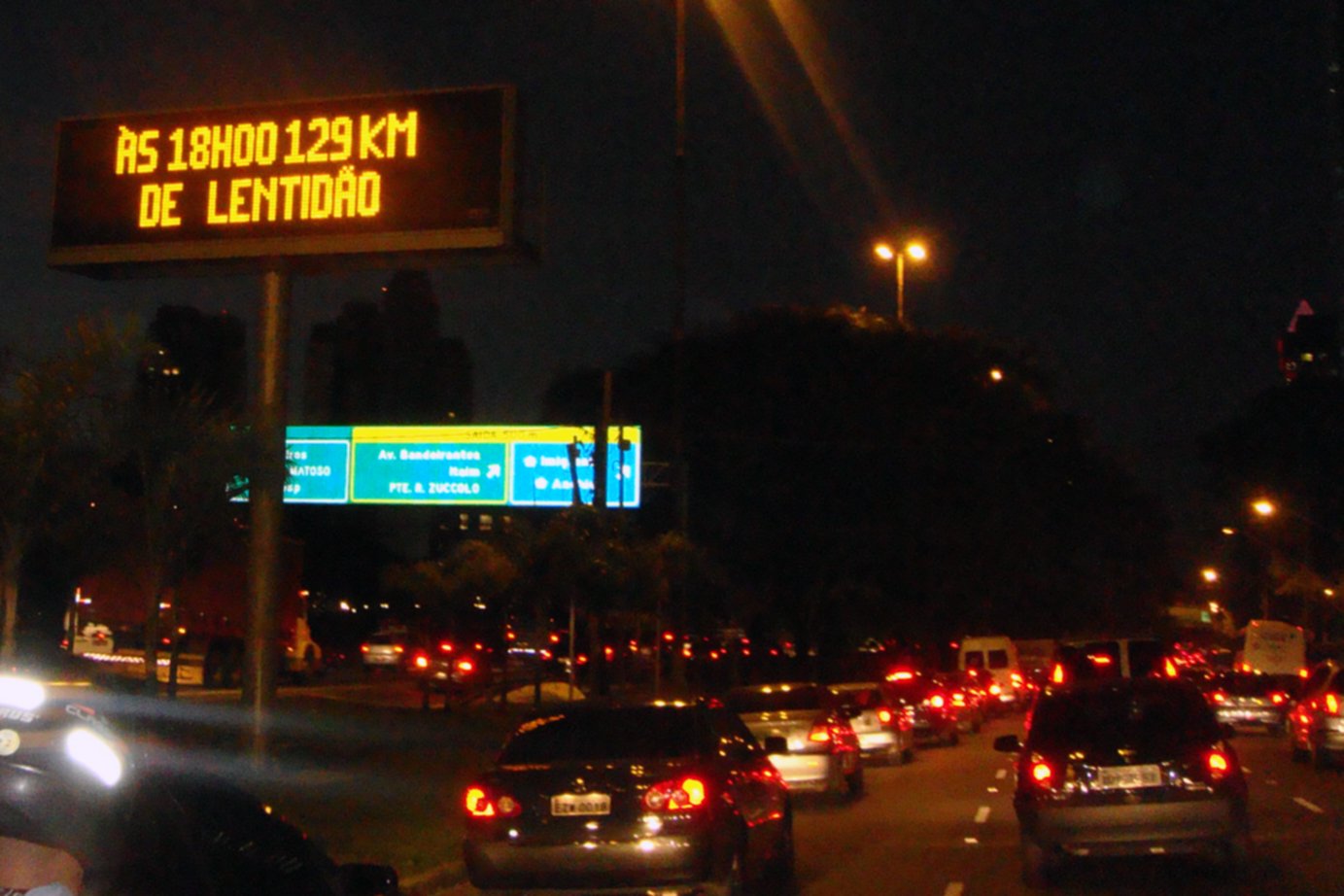 Congestionamento na Marginal Pinheiros, em São Paulo, ao anoitecer.