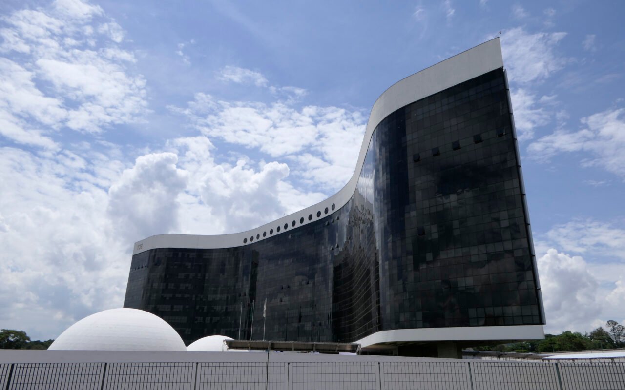 Fachada de vidro e cúpulas brancas da sede do Tribunal Superior Eleitoral, em Brasília.