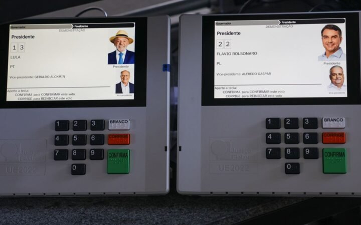 Duas urnas eletrônicas durante preparação e demonstração pelo TRE no Distrito Federal.