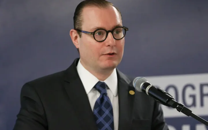 Cristiano Zanin fala ao microfone em seminário no STF, em setembro de 2023