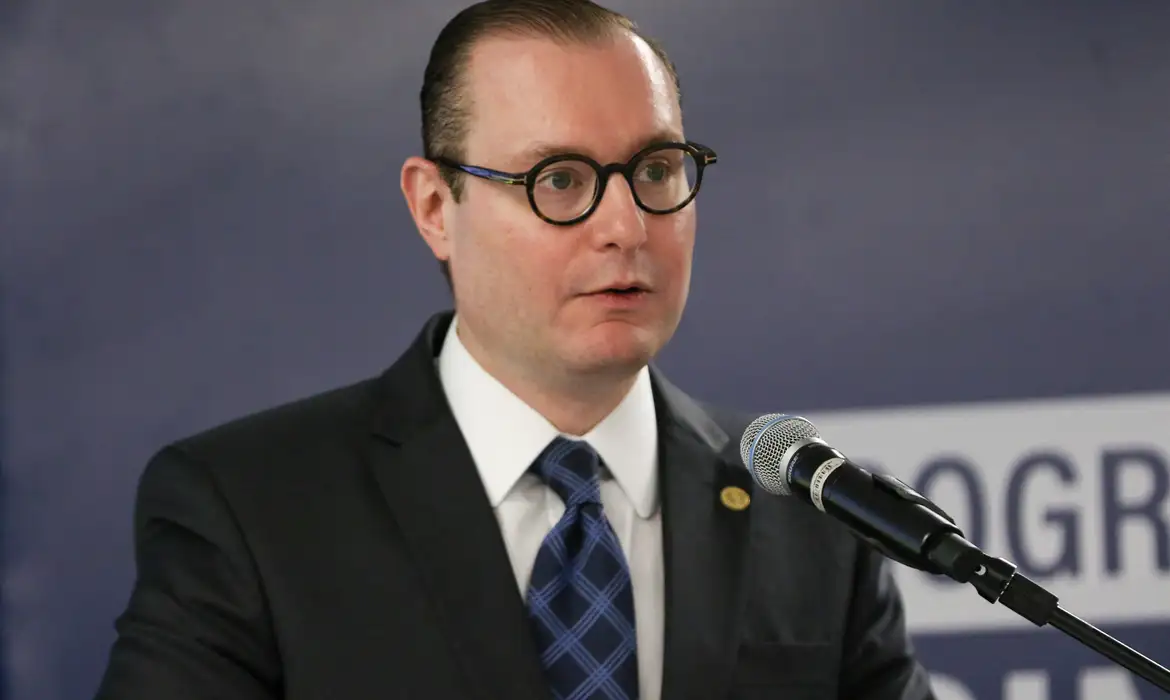 Cristiano Zanin fala ao microfone em seminário no STF, em setembro de 2023.